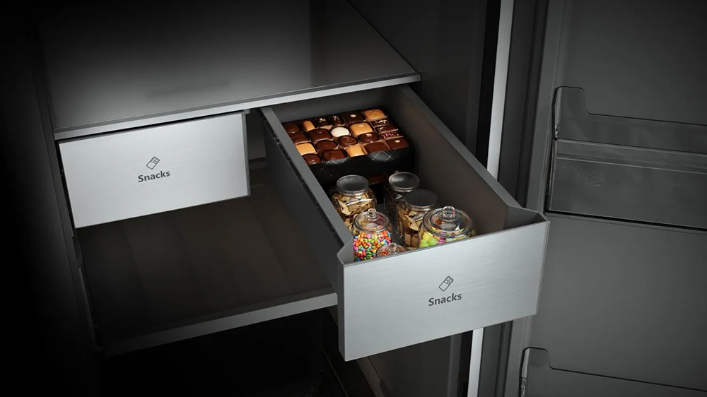 Chladnička s otvorenou priehradkou na snacky_08