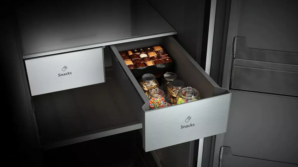 Lednice s otevřenou přihr&aacute;dkou pro snacky_08