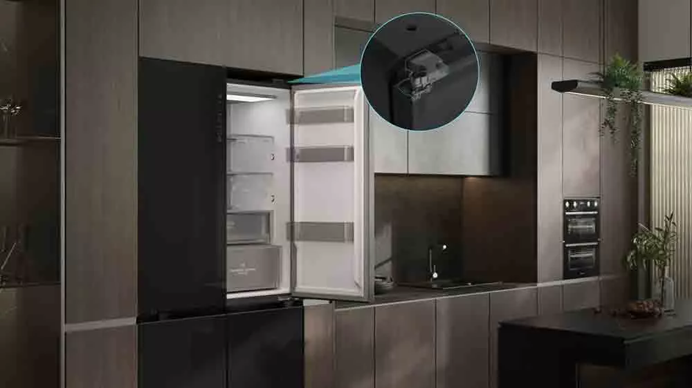 Vizualizace technologie Flexi Hinge u amerických lednic Hisense v interiéru_02