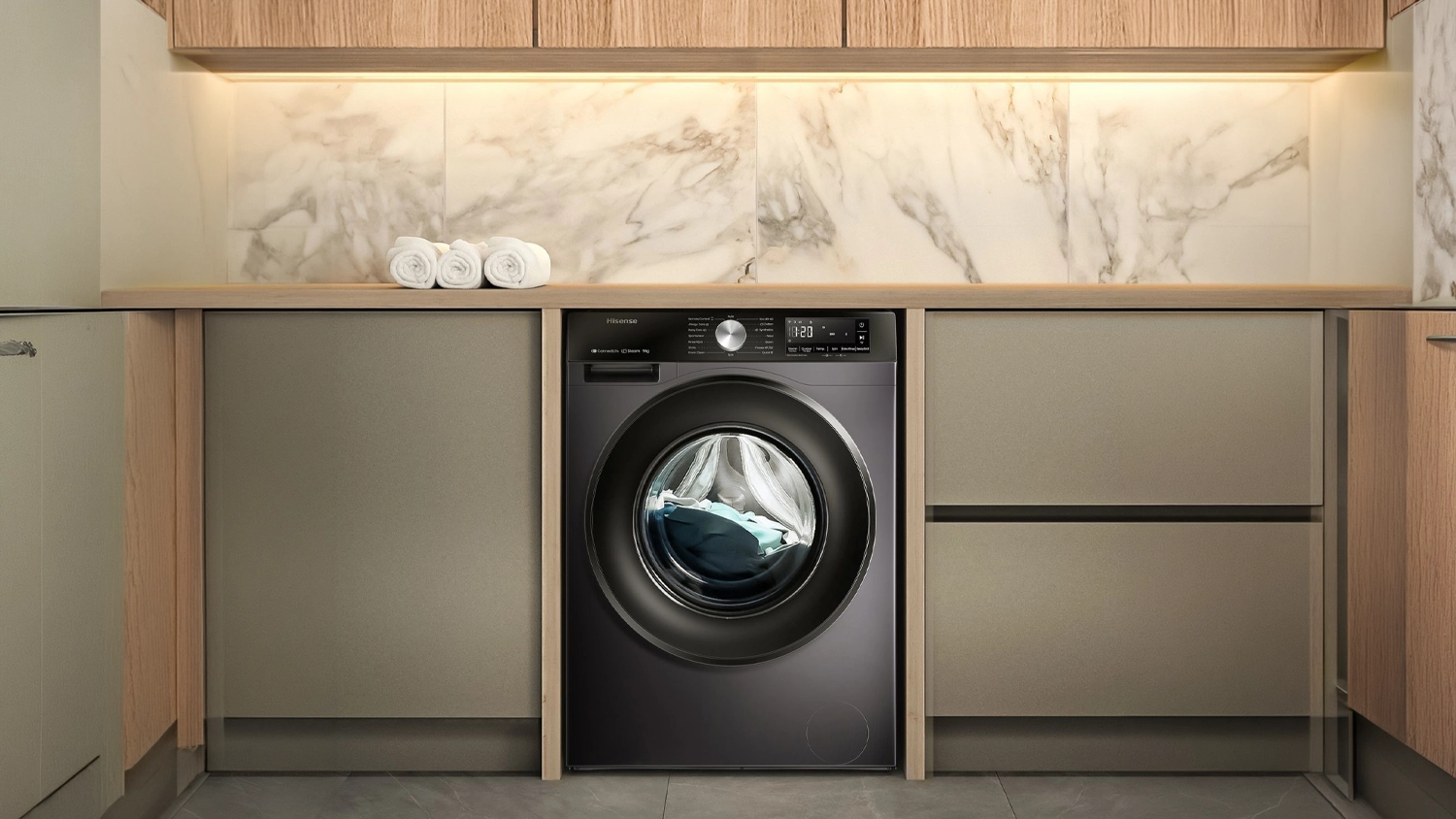 Pračka Hisense WF3S9043BB3 zabudovaná v koupelně