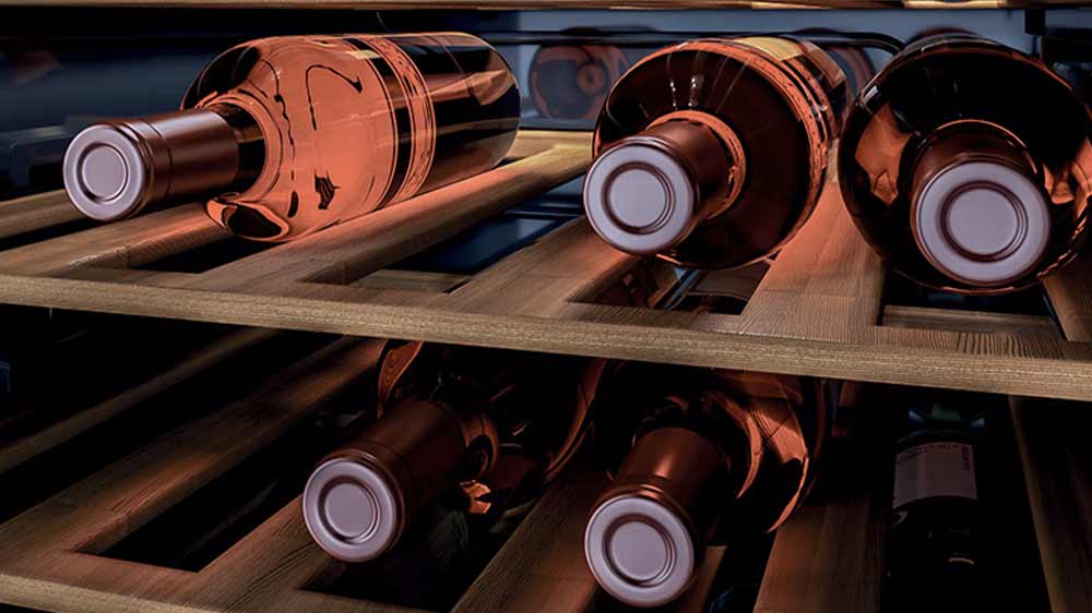 Lahve vína na bambusových policích_04