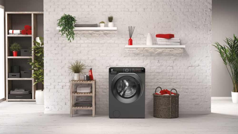 Pračka s předním plněním Hoover H-WASH 500 HWP 48AMBCR/1-S v moderní koupelně_02