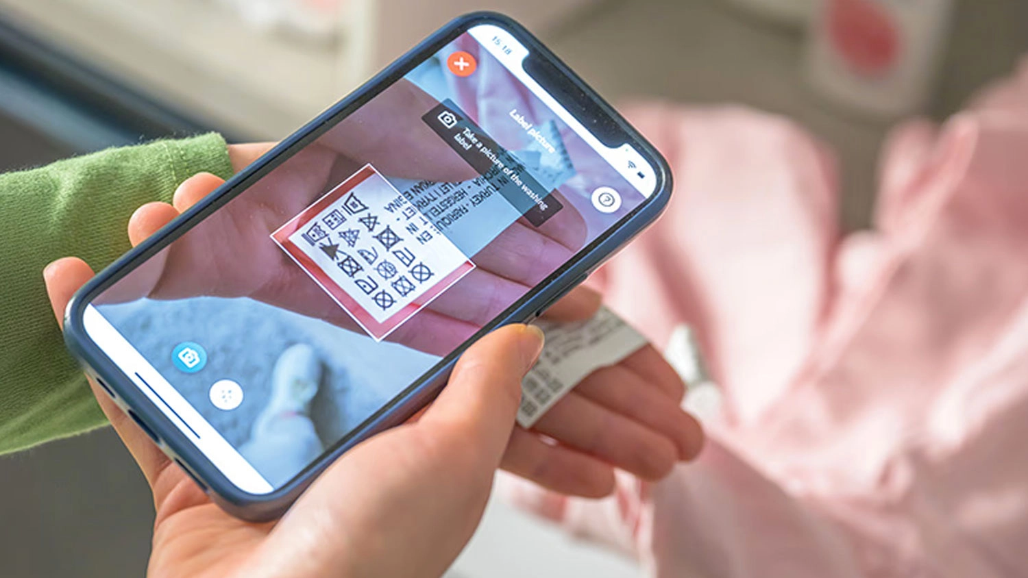 Žena používá aplikaci Scan to Care