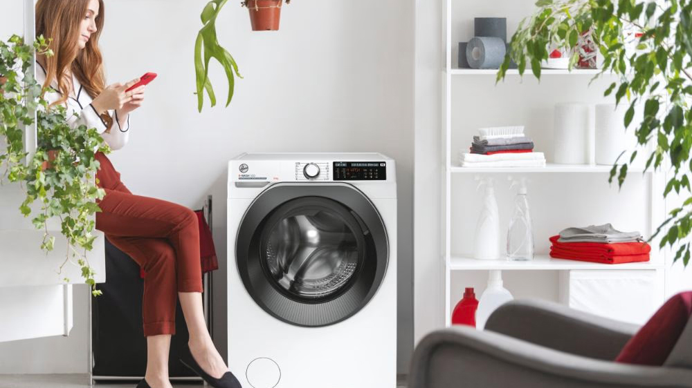 Žena s mobilem u pračky Hoover HW4 37AMBC7/1-S_04