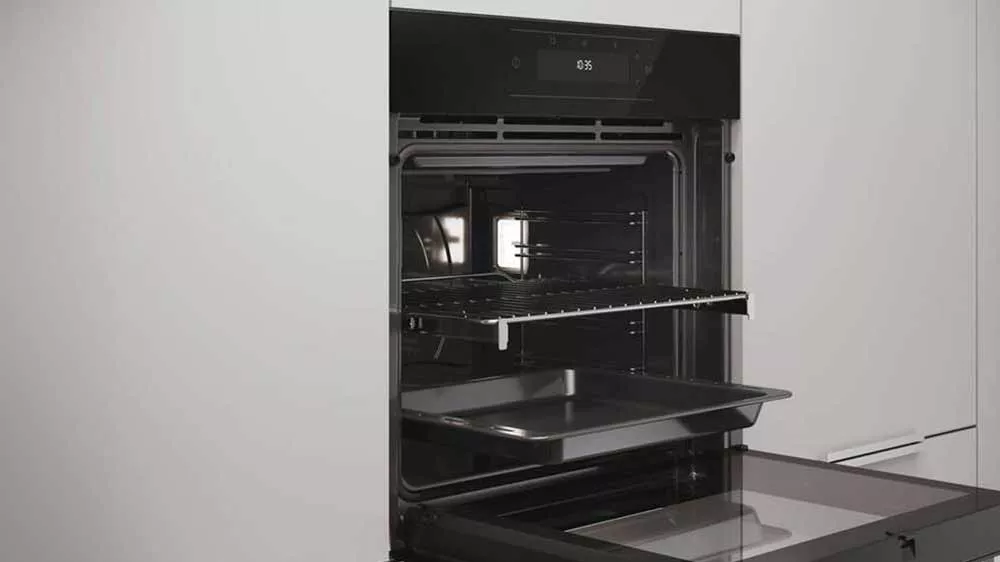 Vestavná trouba Hoover H-OVEN 500 PLUS HOC5S7478WFS otevřená s povytaženými rošty_02