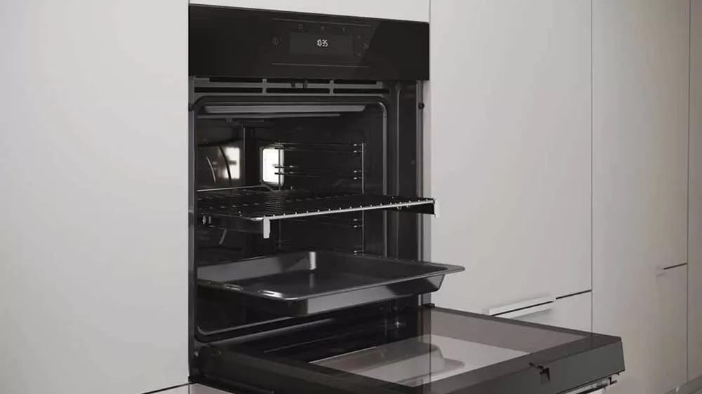 Vestavná trouba Hoover H-OVEN 500 PLUS HOC5S747INWFS otevřená s povytaženými rošty_02