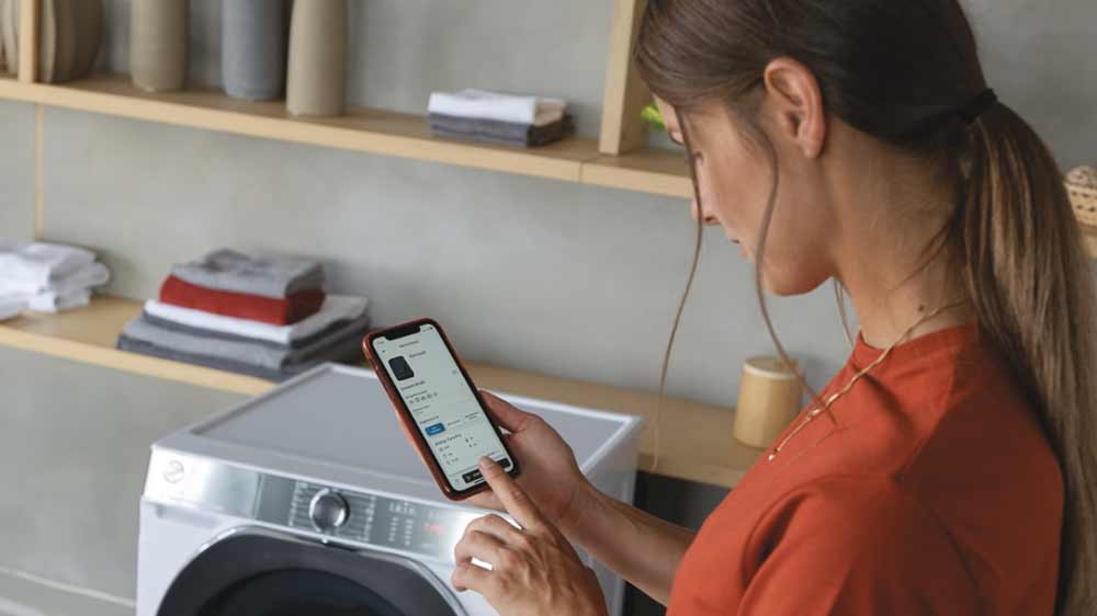 Žena ovld pračku HOOVER H5WPB 49BC9/1-S pomoc smartphonu_04