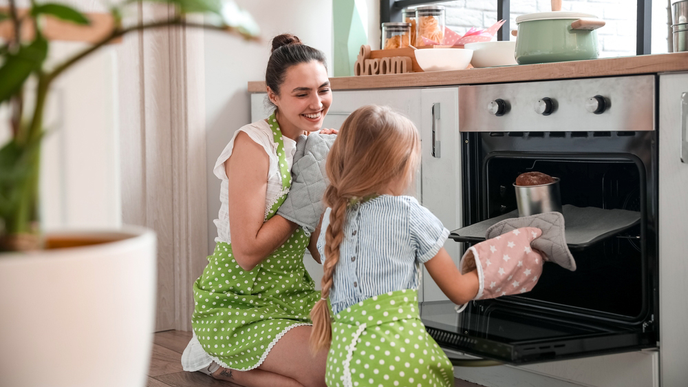 Žena s dcerkou u trouby_02