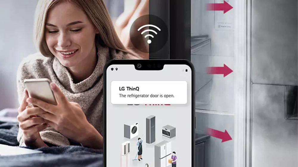 Žena ovl&aacute;daj&iacute;c&iacute; mobiln&iacute;m telefonem americkou chladničku LG GSLV71PZTD_05