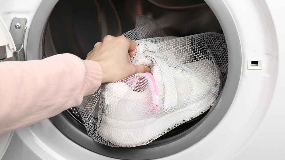 Vkládání bot do pračky LG FLR9A92WC SLIM_03