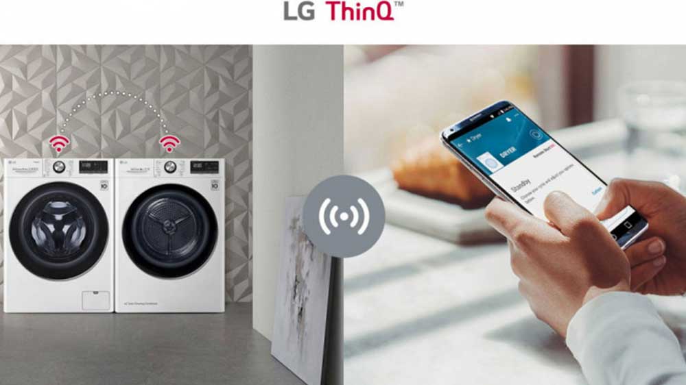 Půlený obrázek, na levé straně pračka a sušička LG RC8TV9AVWN stojící v koupelně, nad nimi symbol připojení wi-fi, na pravé straně detail na mobil s otevřenou aplikaci ThinQ_04