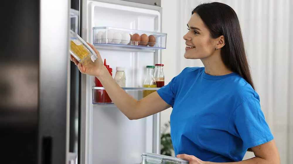 Žena si bere j&iacute;dlo z ledničky_06