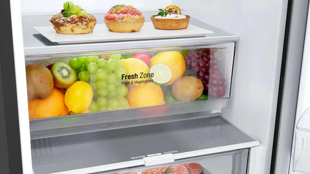 Zásuvky kombinovanej chladničky LG GBV22NCCEP plné potravín_03