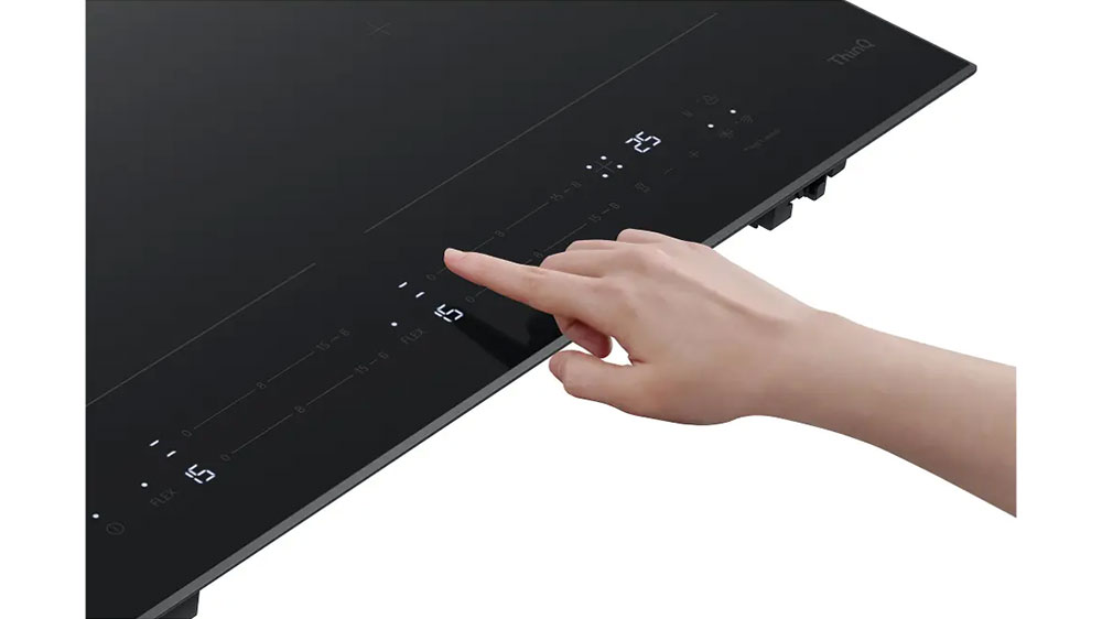 Žena ovládá varnou desku LG CBIZ2437B_02