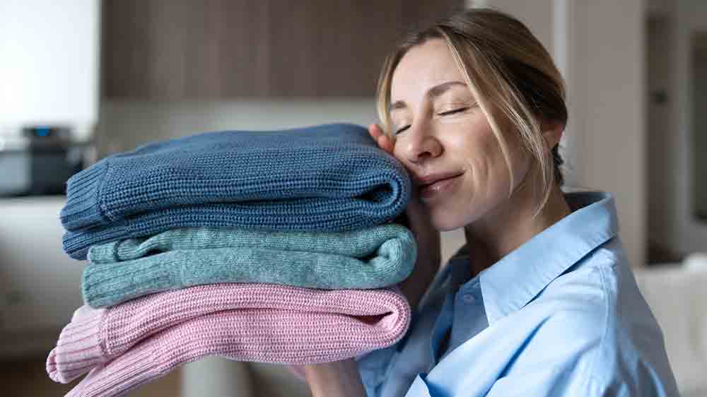 Žena s hromádkou čistého prádla