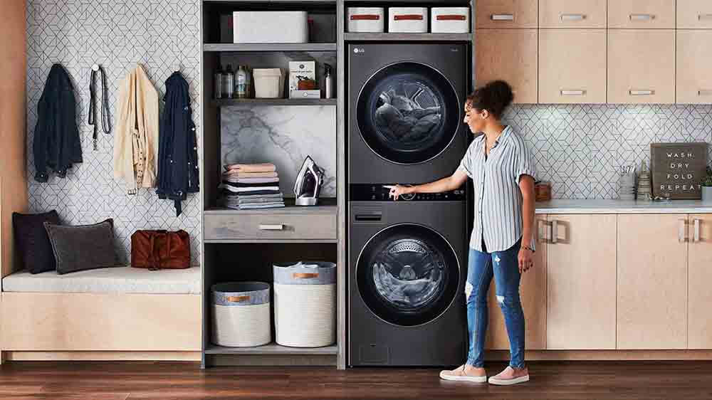 Žena spouští prací věž LG_02