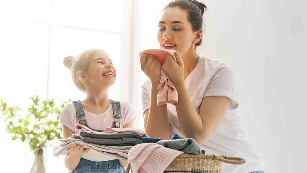 Matka s dcerou uklízejí prádlo_55a