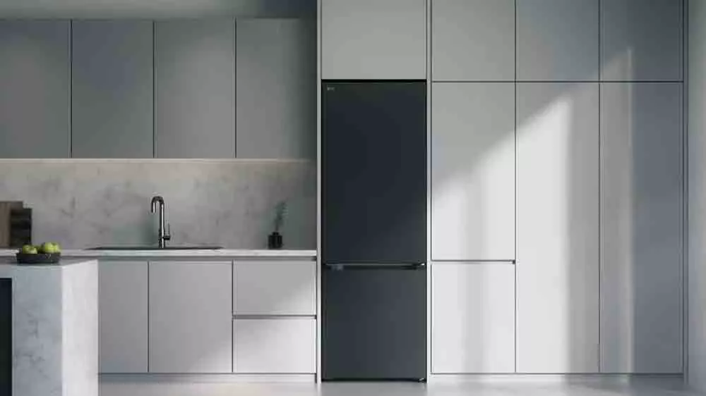 Kombinovan&aacute; chladnička LG GBBW322CEV integrovan&aacute; do kuchyňsk&eacute; linky