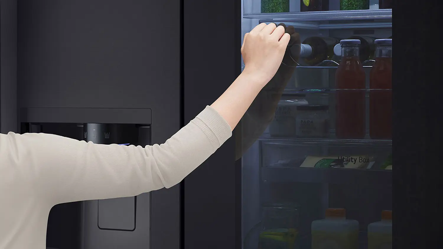 Americk&aacute; lednice LG &ndash; poklep&aacute;n&iacute; na okno