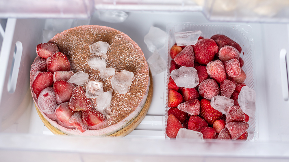 Mražené jahody v zásuvce mrazničky Liebherr GN 42Vd24_05