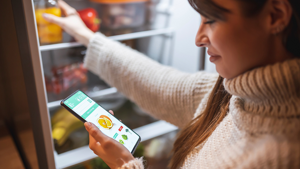 Žena stojící u mrazničky Liebherr GN 42Vd24_06