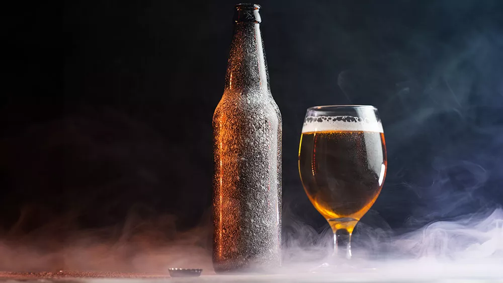 Chlazen&aacute; lahev piva vytažen&aacute; z mraz&aacute;ku_04