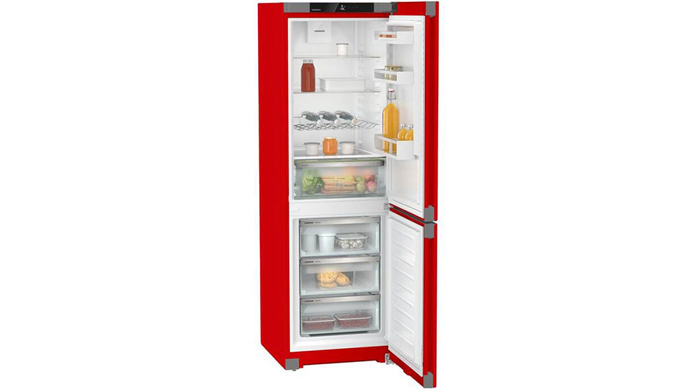 Vnitřní prostor kombinované chladničky Liebherr CNcre 5203 nabízí dostatek místa_02