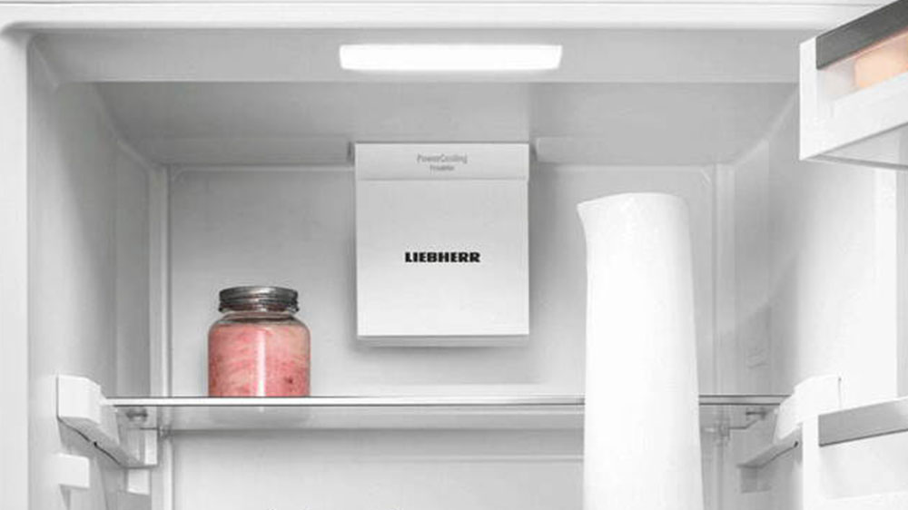 Přehledné skladování nabízí skleněné police kombinované chladničky Liebherr_03