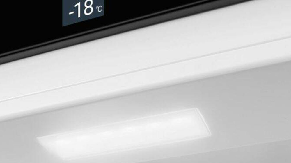 Kombinovaná chladnička Liebherr CNcre 5203 má úsporné LED osvětlení_05