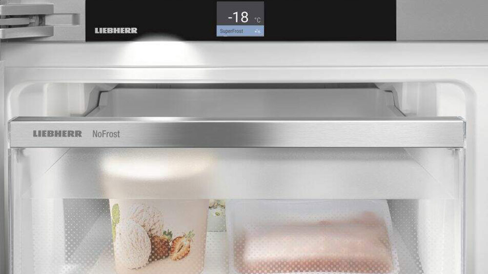 Mrazicí část v kombinované chladničce Liebherr CNcre 5203 se díky funkci NoFrost snadno udržuje_06