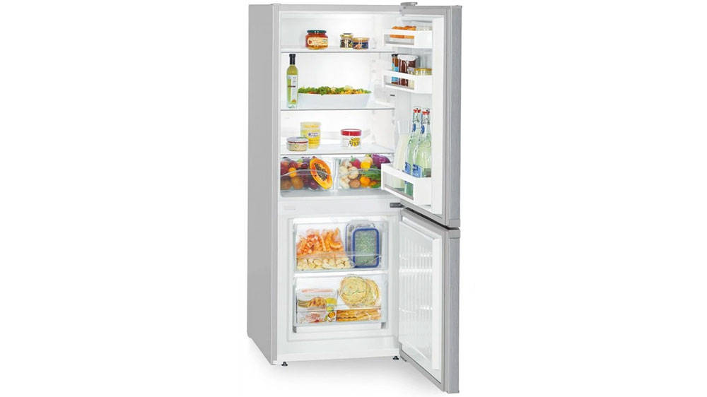 Vnitřek kombinované chladničky Liebherr CUele231-26 se zásobami_03