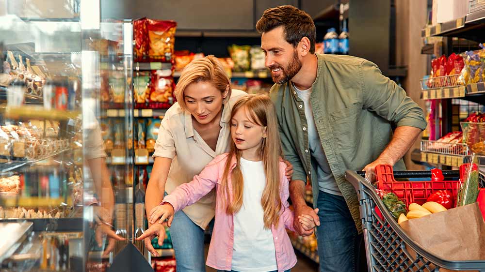 Rodina nakupuje potraviny_02