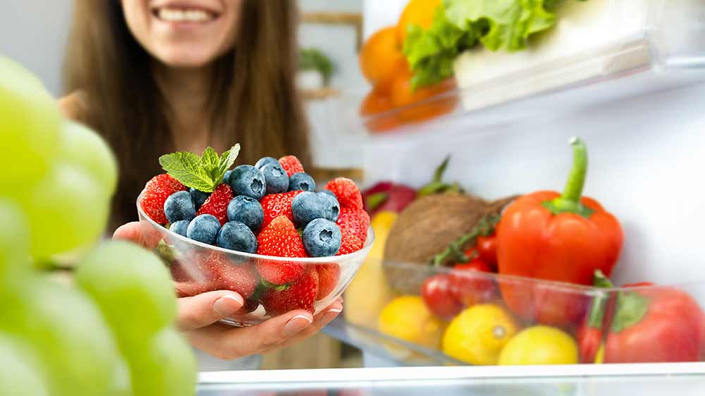 Žena vyberá ovocie z chladničky_03