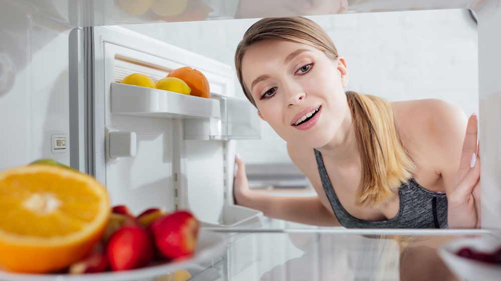 Žena se dívá do lednice_02