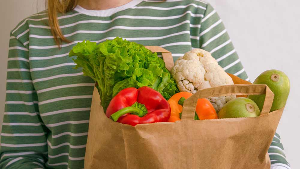 Žena drží nákup_03