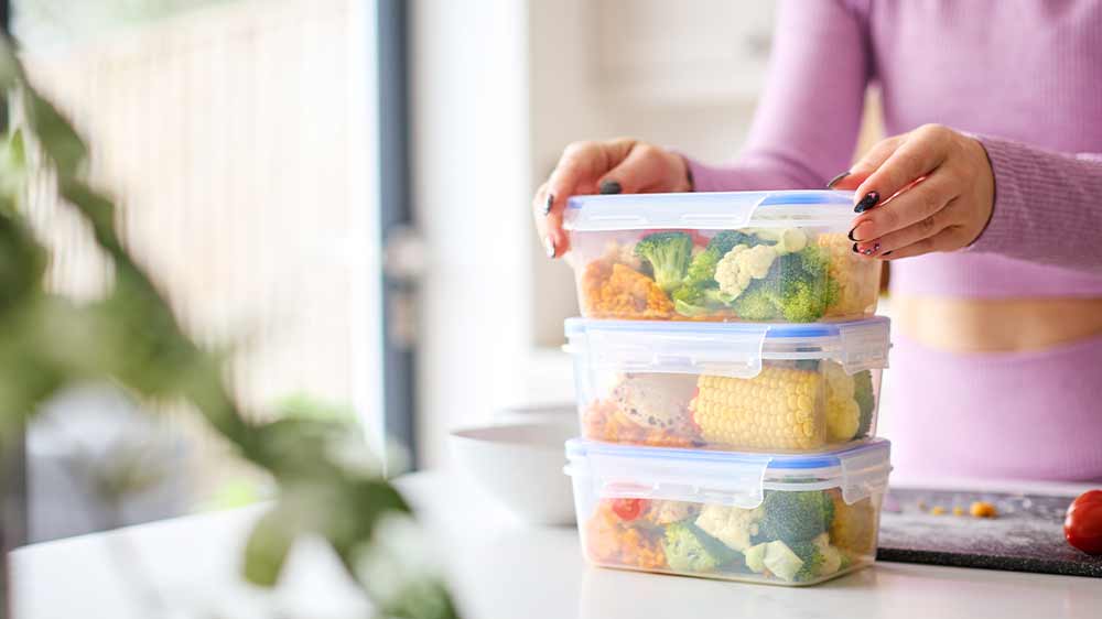 Žena vkladá zeleninu do nádob_03