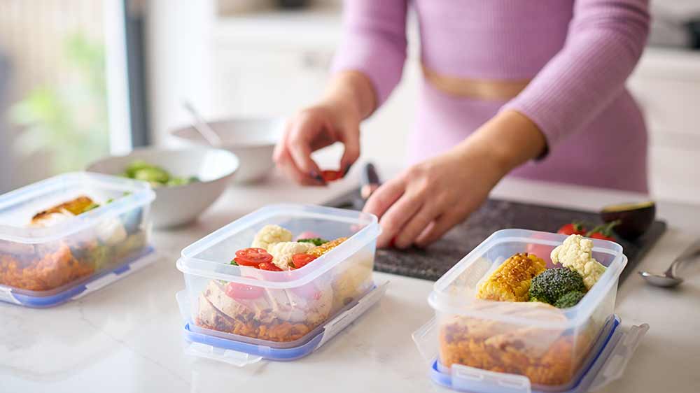 Žena připravuje potraviny ke zmražení_04