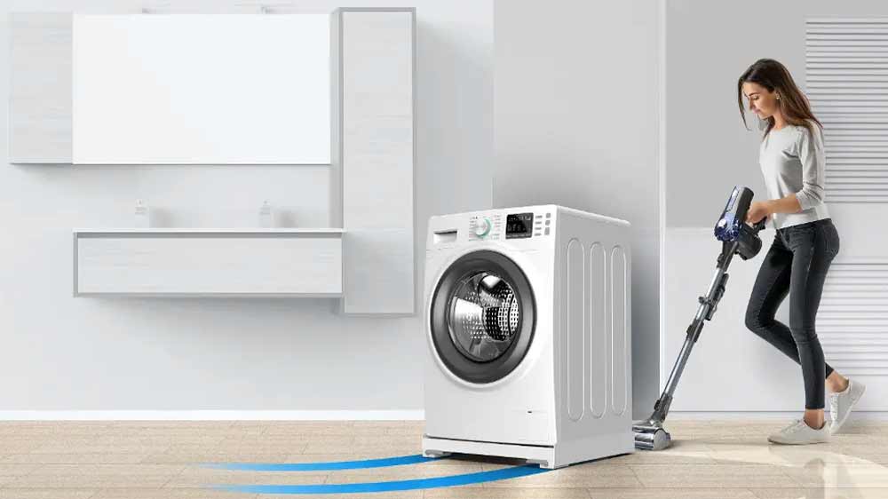 Žena upratuje pri pračke, ktorá je umiestnená na antivibračnej podložke Meliconi 656146_02