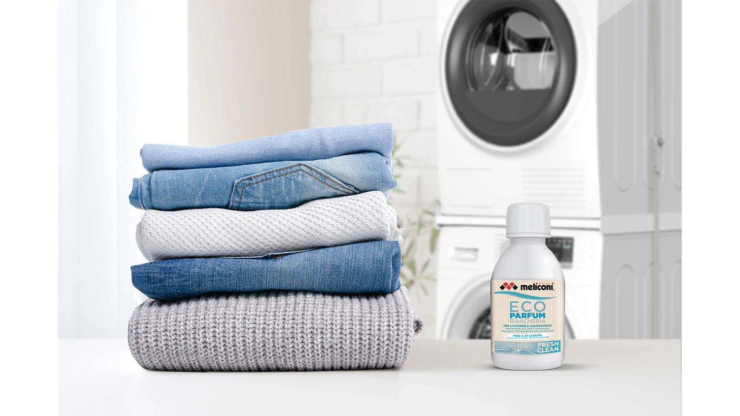 Lahvička parf&eacute;mu Meliconi stoj&iacute;c&iacute; vedle ručn&iacute;ků