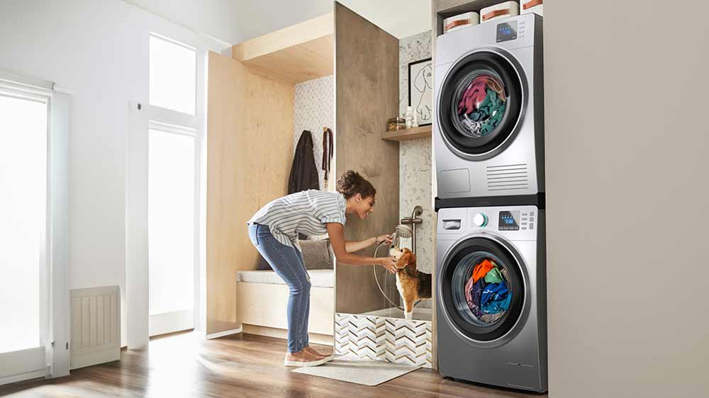 Žena v koupelně vedle MELICONI 656138 Torre Noir_02