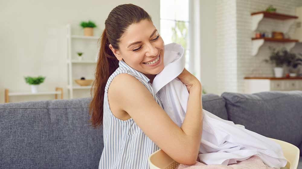 Šťastná žena s čistým oblečením_03