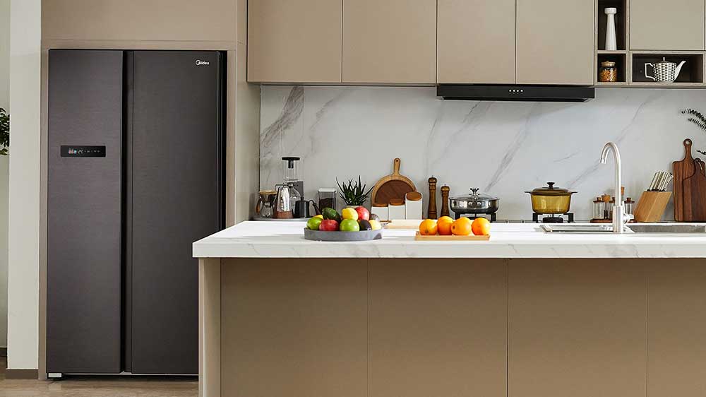 Americká lednice Midea v moderním interiéru_02