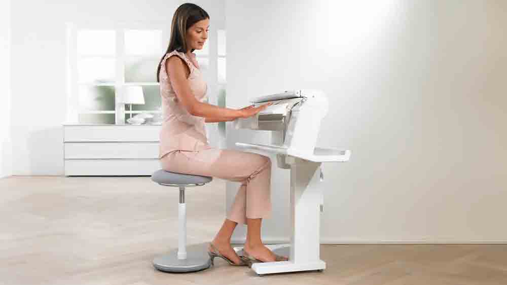 Žena při mandlov&aacute;n&iacute; s mandlem Miele B 995 D_02