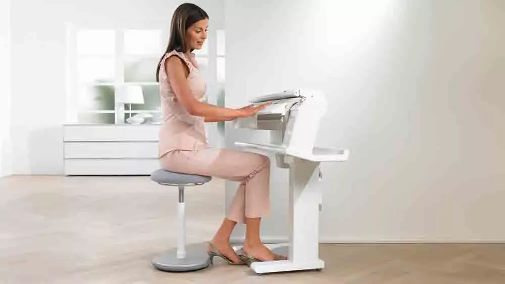 Žena při mandlování s mandlem Miele B 995 D_02