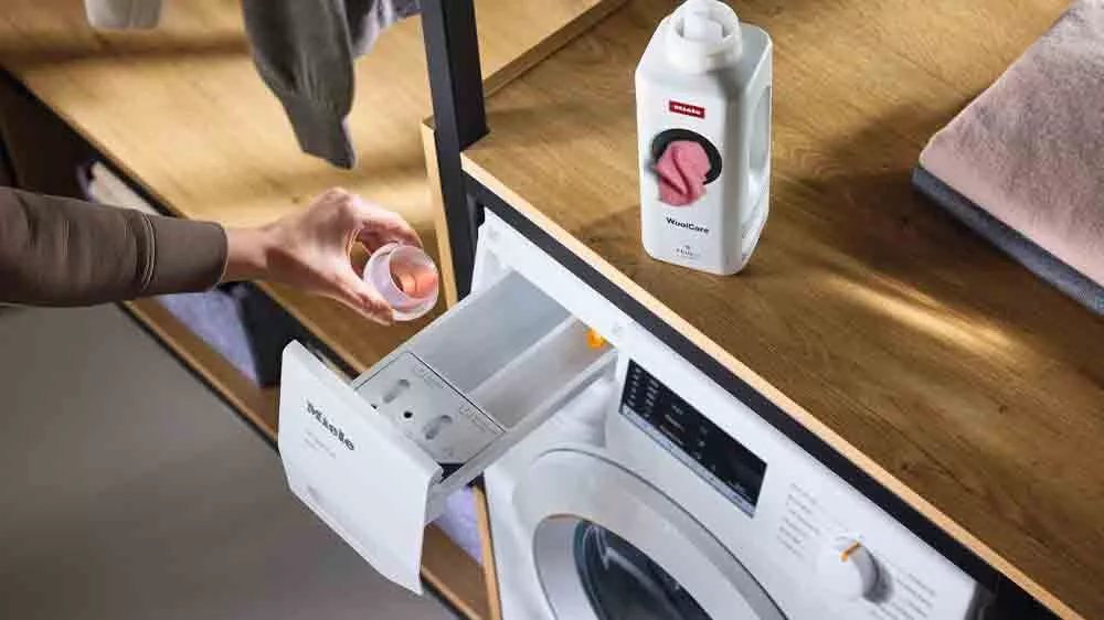 D&aacute;vkov&aacute;n&iacute; tekut&eacute;ho prac&iacute;ho prostředku Miele WoolCare WA WC 1503 L do pračky_03