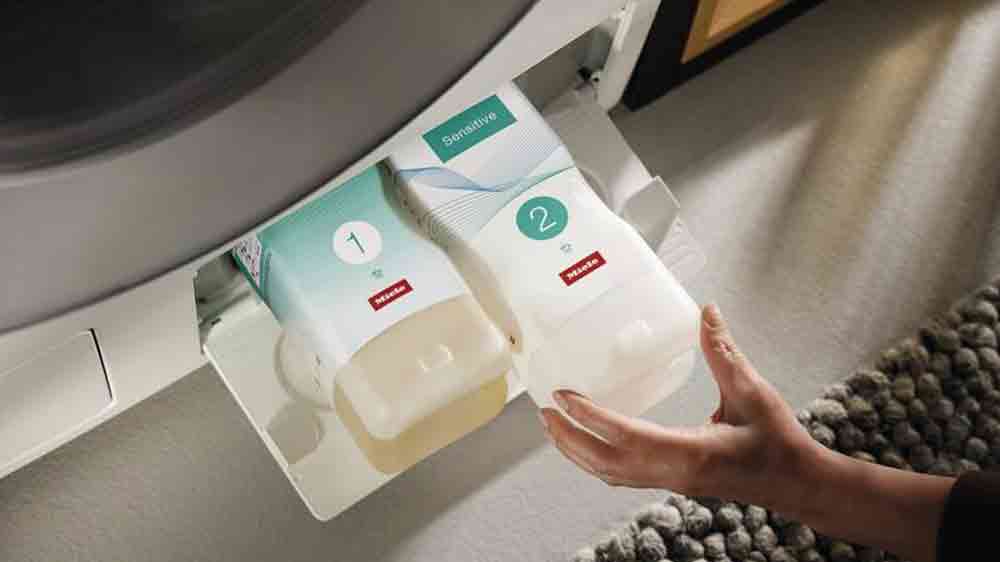 Prací prostředek Miele Set 1+2 UltraPhase Sensitive při vkládání do zásobníku pračky_02