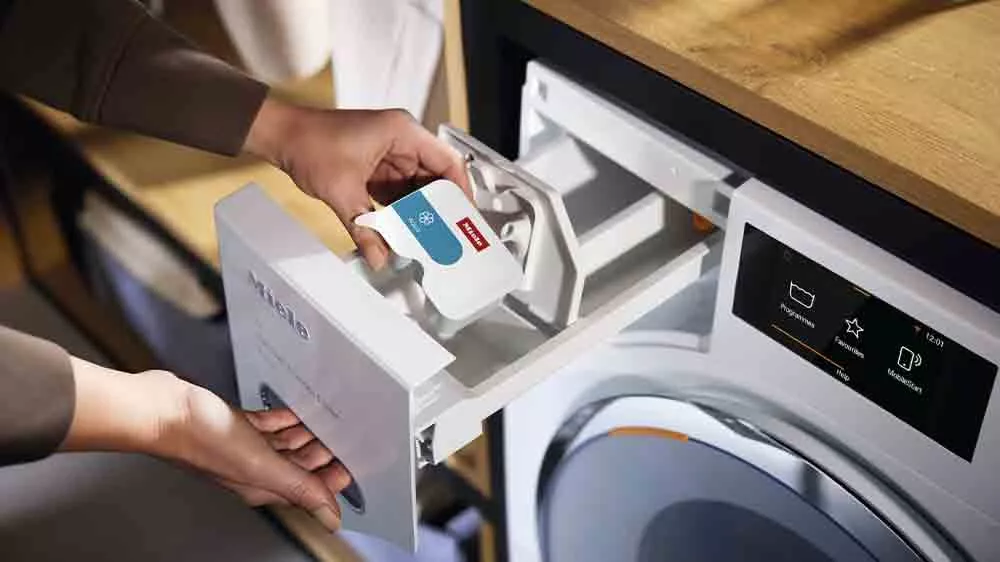 Vkládání avivážní kapsle Miele Caps Aqua WA CSOA 0902 L do pračky_03