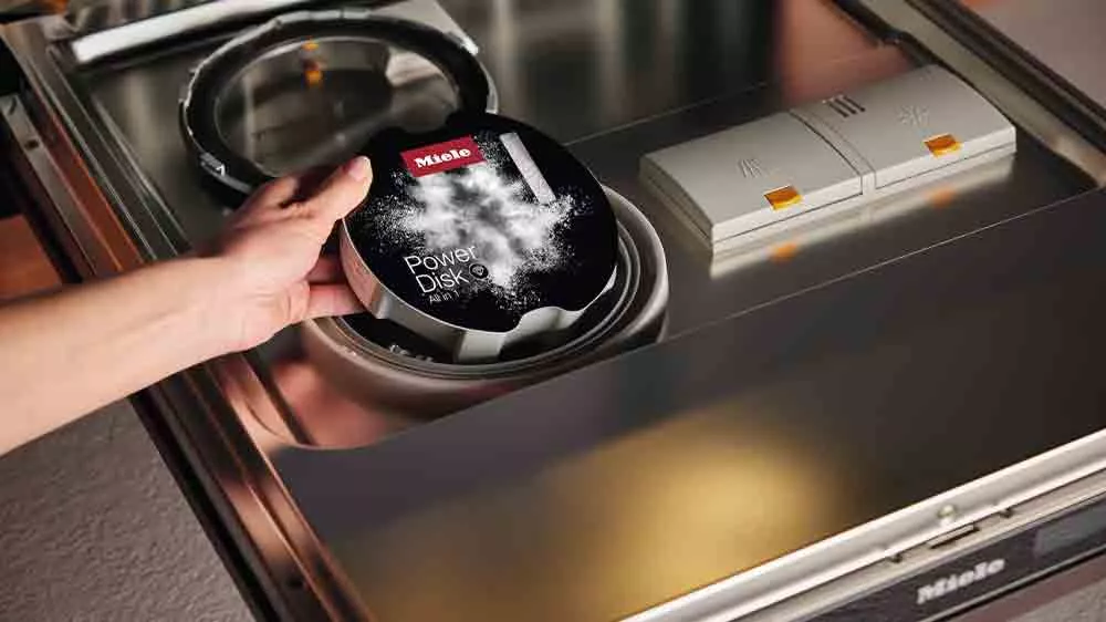 Vkládání mycího prostředku Miele PowerDisk All in 1 do zásobníku myčky_03