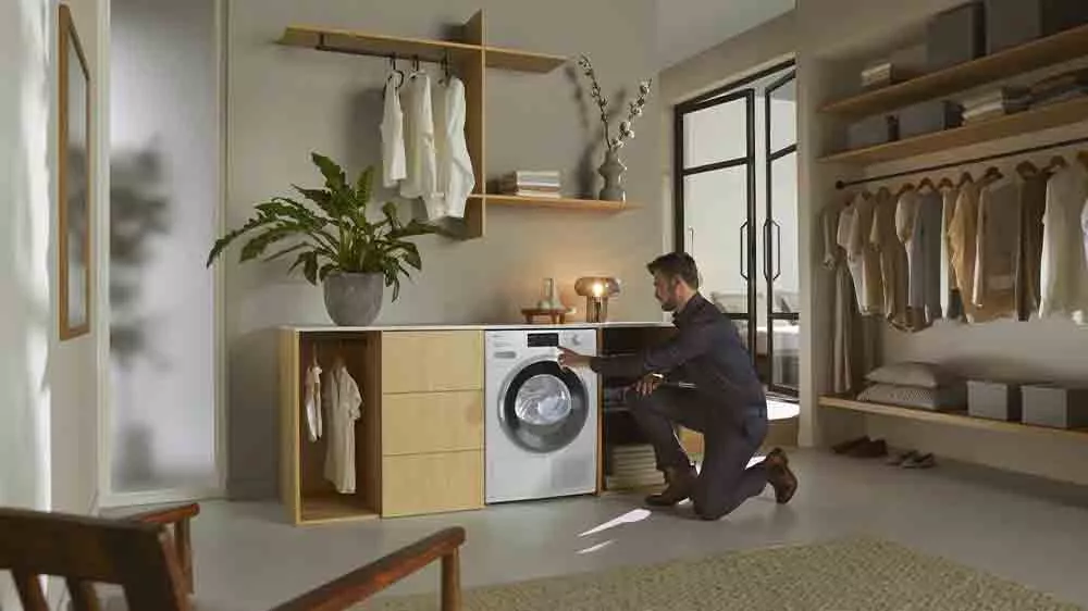 Muž zapíná sušičku Miele TWL 680 WP_02