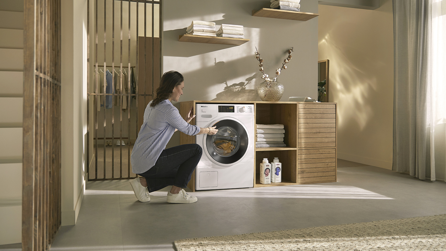 Pračka Miele WWD 164 WCS umístěná v interiéru s popisem energetické třídy A_02